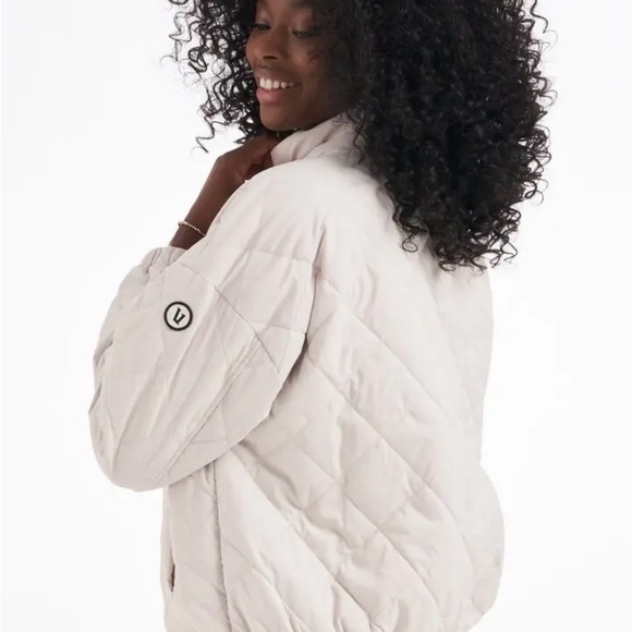 Vuori Women's Light Beige Quilted Puffer Jacket - Picture 2 of 9